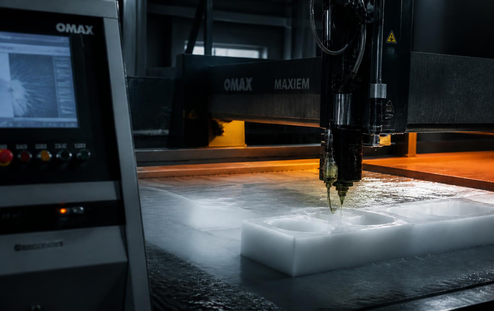 Kalın beyaz polietilen köpük plakayı kesen CNC makinesi